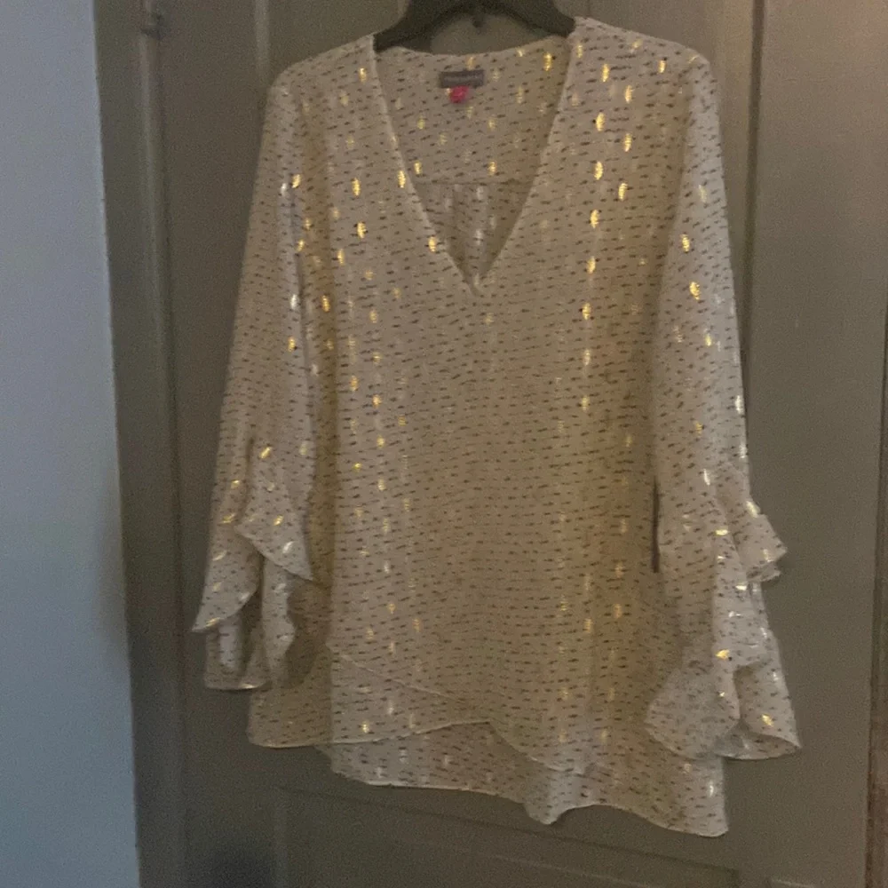 Vince Camuto Gorgeous Vneck Blouse. NWT. Size L - Picture 1 of 10